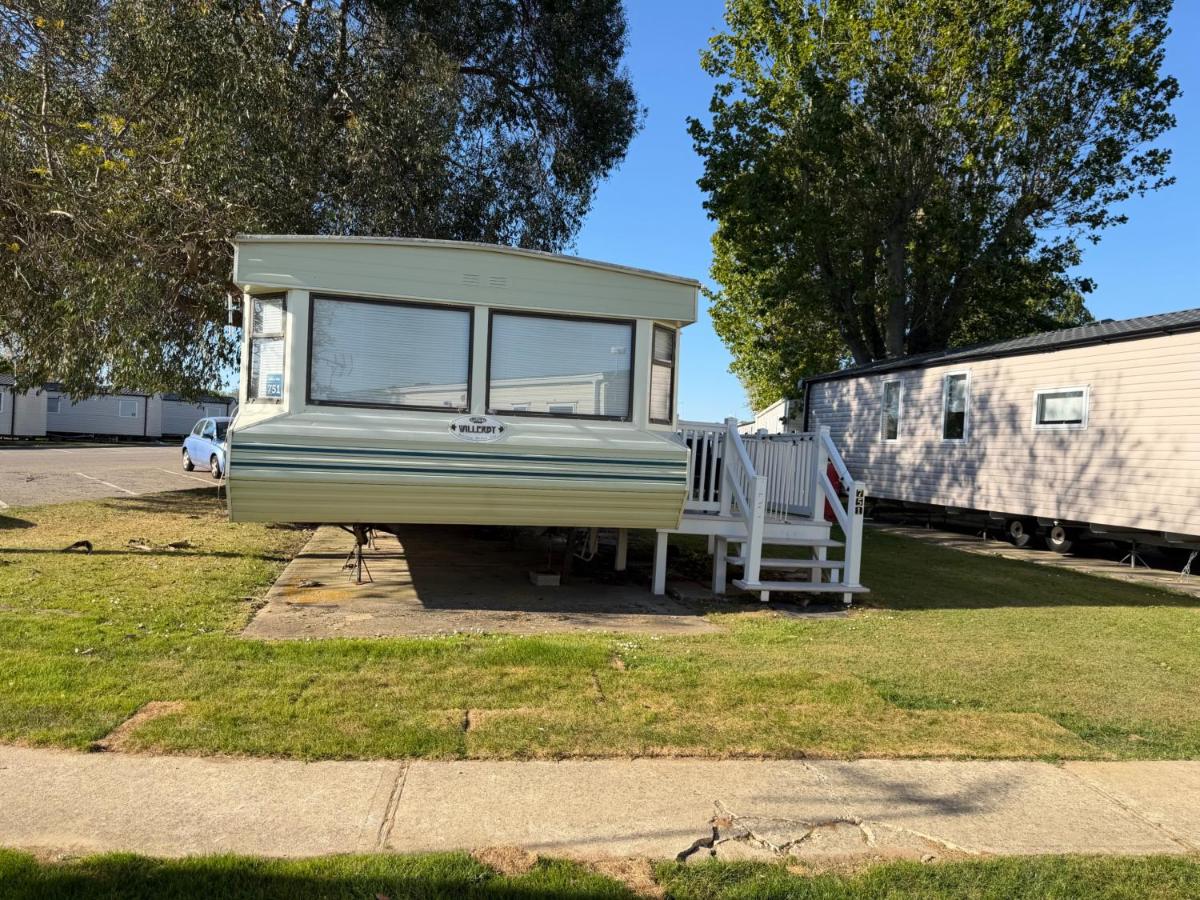 Static Caravan Sleeps 8 with Indoor Pool - B&B Clacton-on-Sea
