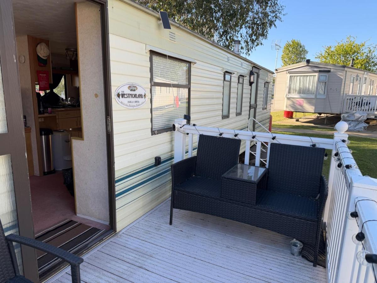 Static Caravan Sleeps 8 with Indoor Pool - B&B Clacton-on-Sea