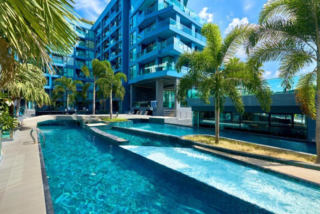 Family apartment - Rooftop pool - On the beach - Chambres d'hôtes Jomtien