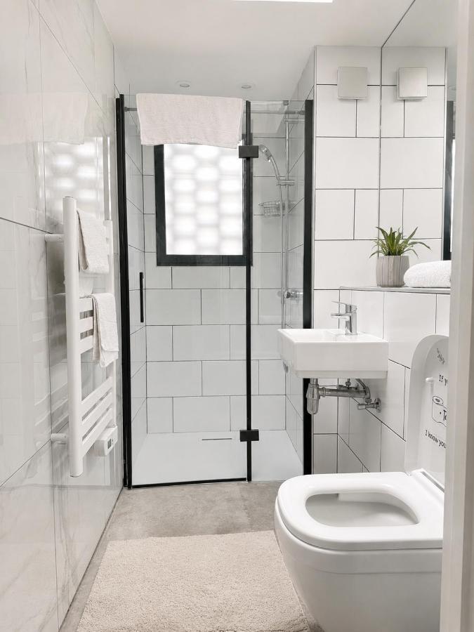 Private 1-Bed with Parking - Ferienwohnung London