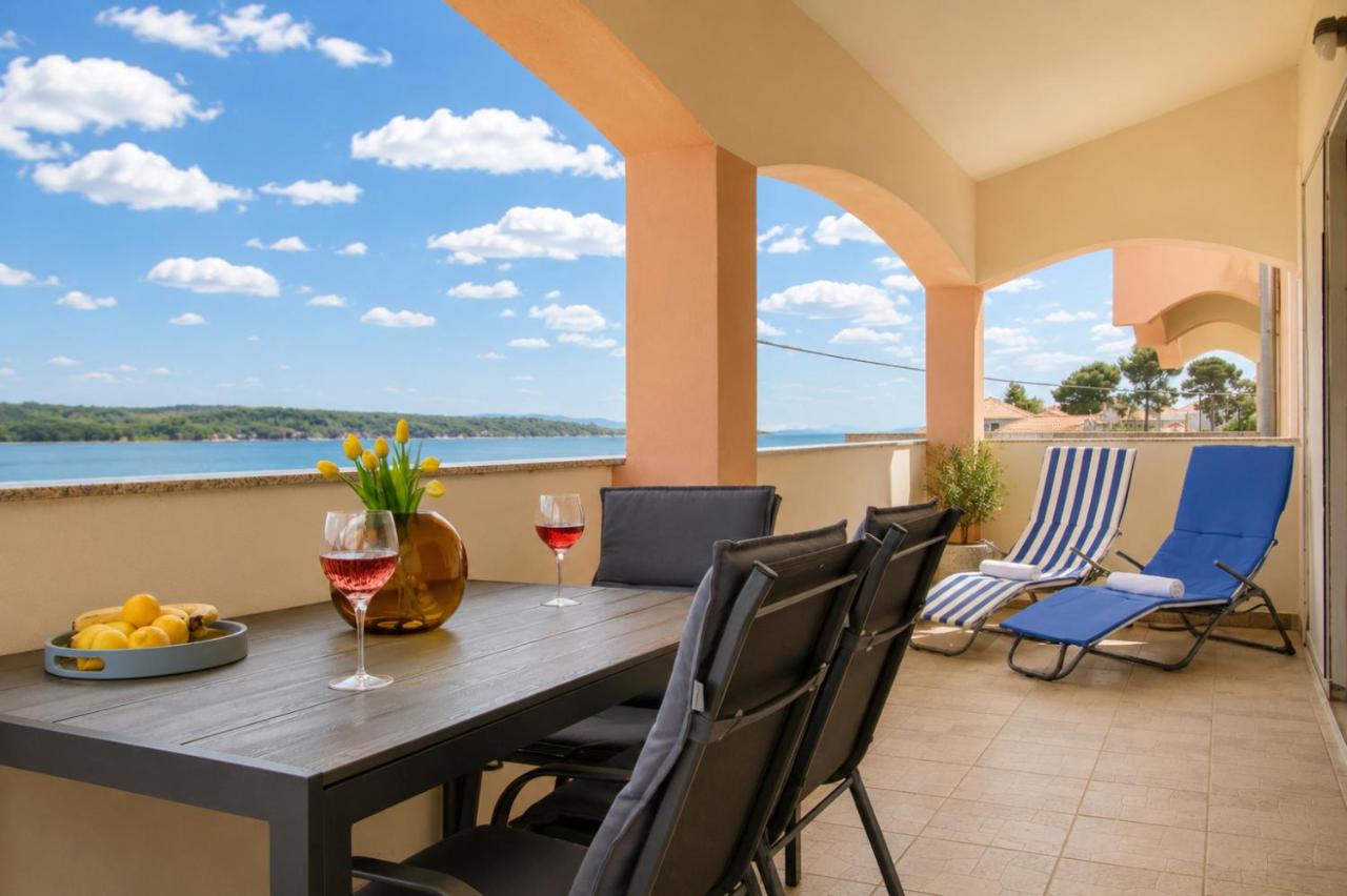 Dana Apartments - Seafront Pašman - B&B Pašman