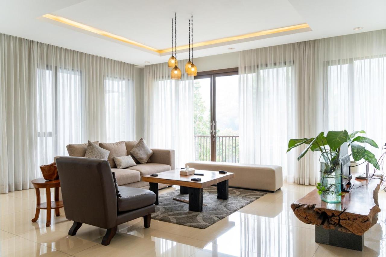 Chamomile Hill View Villa 6 Bedrooms With a Private Swimming Pool and a Movie Room and a Billiard Table - Chambres d'hôtes Bandung