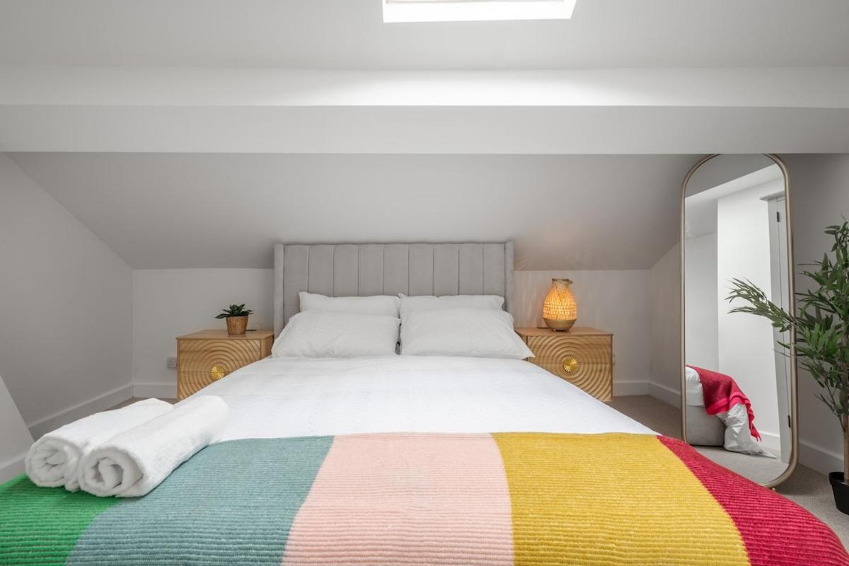 Walk to Anfield & Goodison Stadium Modern 3-Bed House with Parking - B&B Liverpool