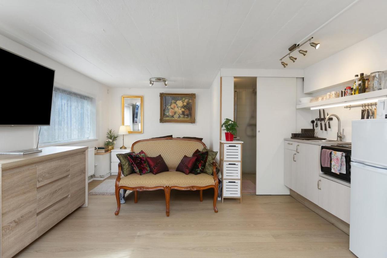 Lara Studio in Laugardalur valley, Reykjavík Central Park and Botanical Garden, Private entrance, FREE Private Parking on side - Chambres d'hôtes Reykjavik