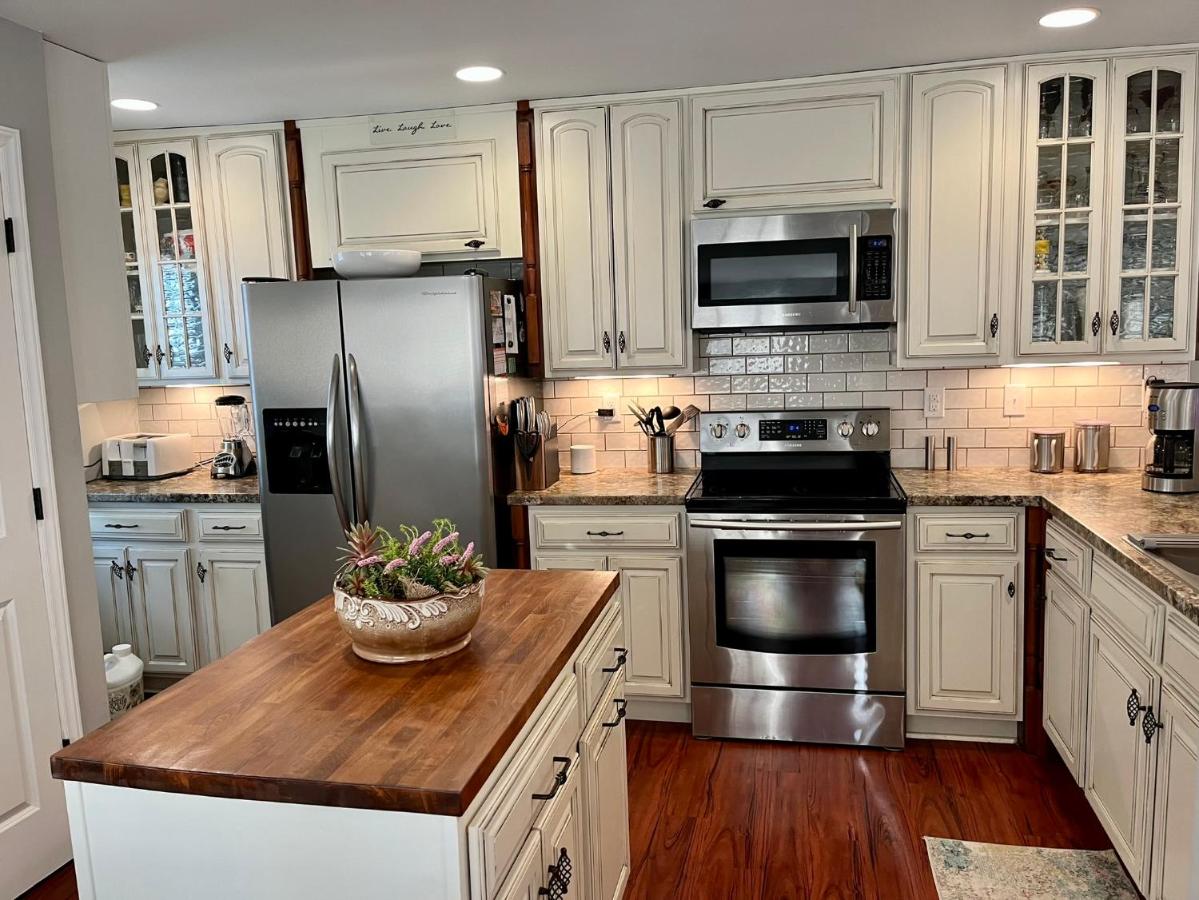 30 Steps to the Beach, Sunsets, Family Fun & Peek-A-Boo Views - Bed and Breakfast Carolina Beach
