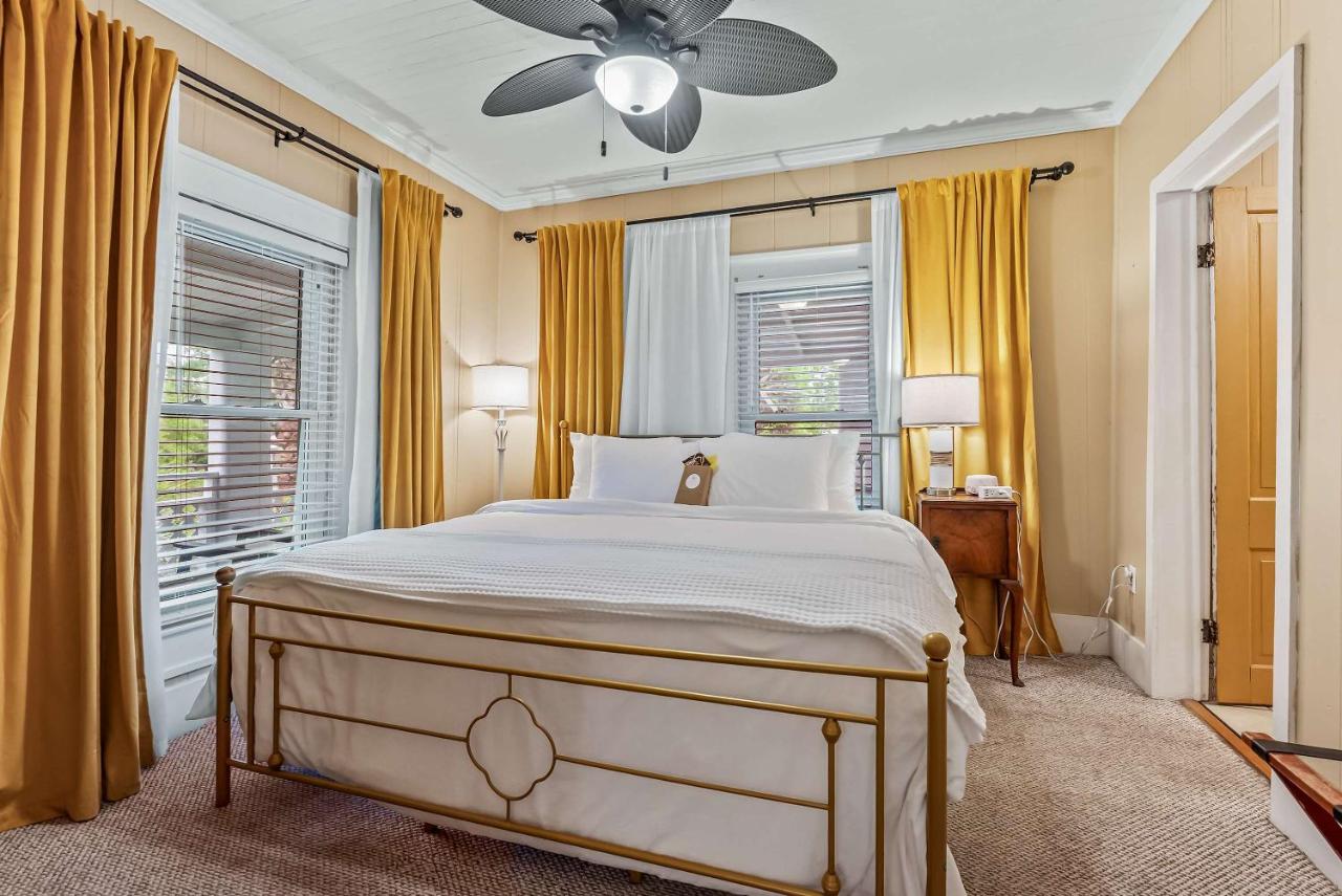 Old Carrabelle Hotel Hemingway Suite - Bed and Breakfast Carrabelle
