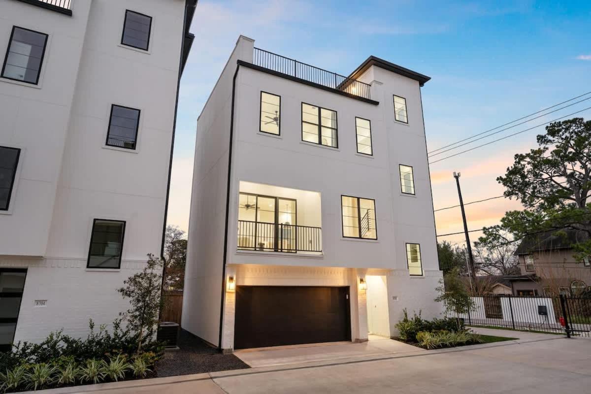 Memorial Rooftop Villa Gated Retreat with Terrace - B&B Houston