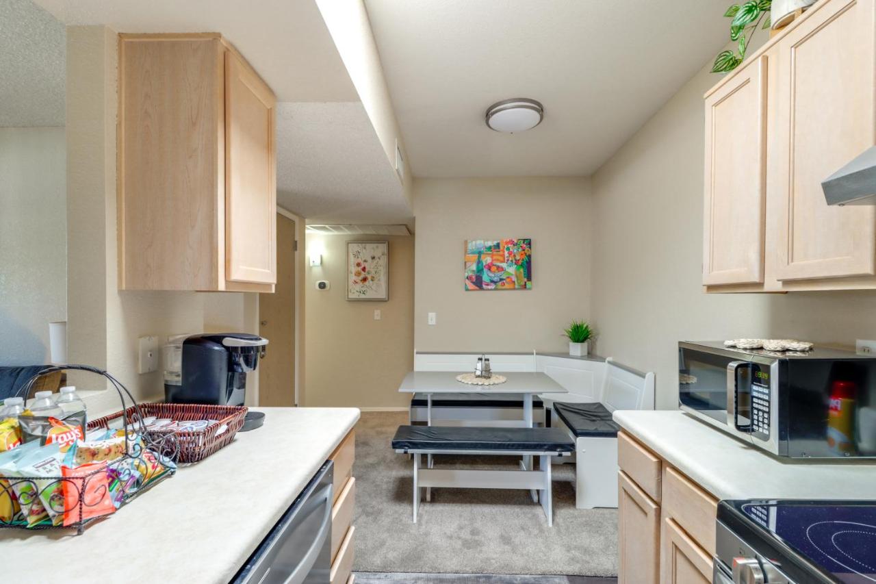 Hike, Swim & Shop: Tucson Condo w/ Balcony - Bed and Breakfast Tucson