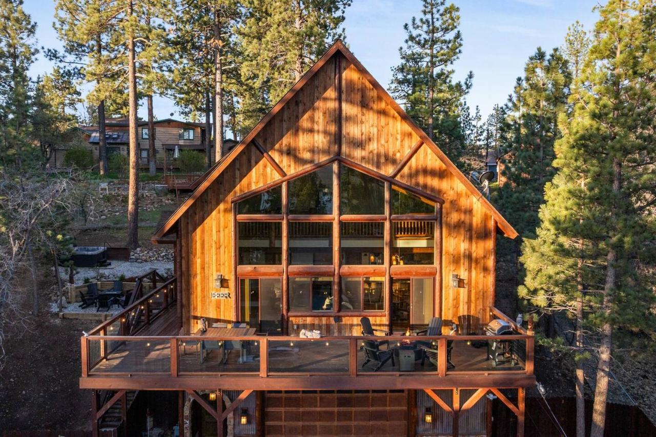 Temple in the Treetops, Hot tub, Walk to Lake & Village, Game Room - Chambres d'hôtes Big Bear Lake