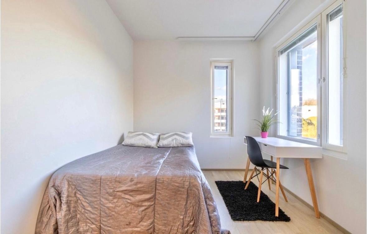 88 m2 with 3 bedrooms only 10 min from the airport and 350 m by train to the airport - Chambres d'hôtes Vantaa