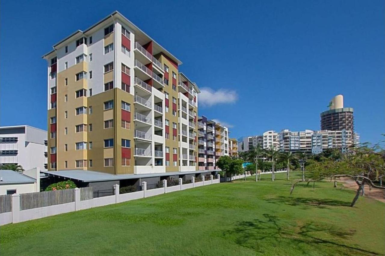 Townsville CBD Stadium 2BR, 2BA Apartment w River Views, Pool & Secure Parking - Chambres d'hôtes Townsville