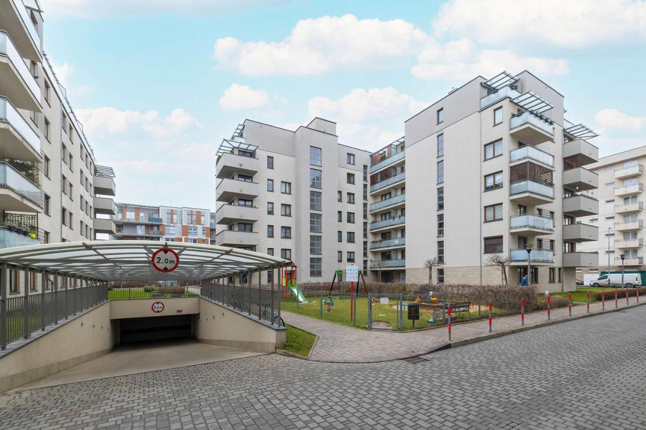 White and Grey Apartment with Parking Close to Tauron Arena by Noclegi Renters - B&B Krakow