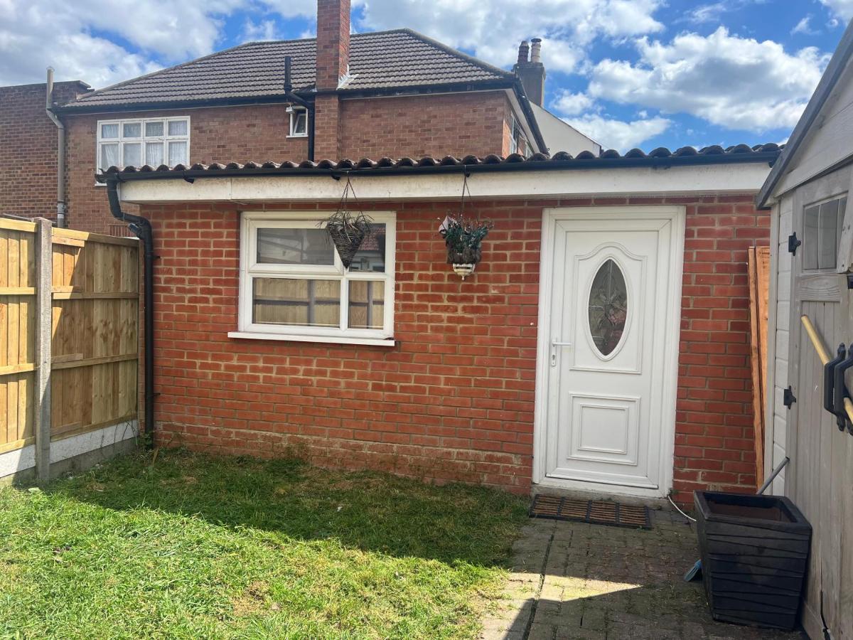 Compact single room B near Heathrow with 24 buses to all Terminals - B&B Feltham