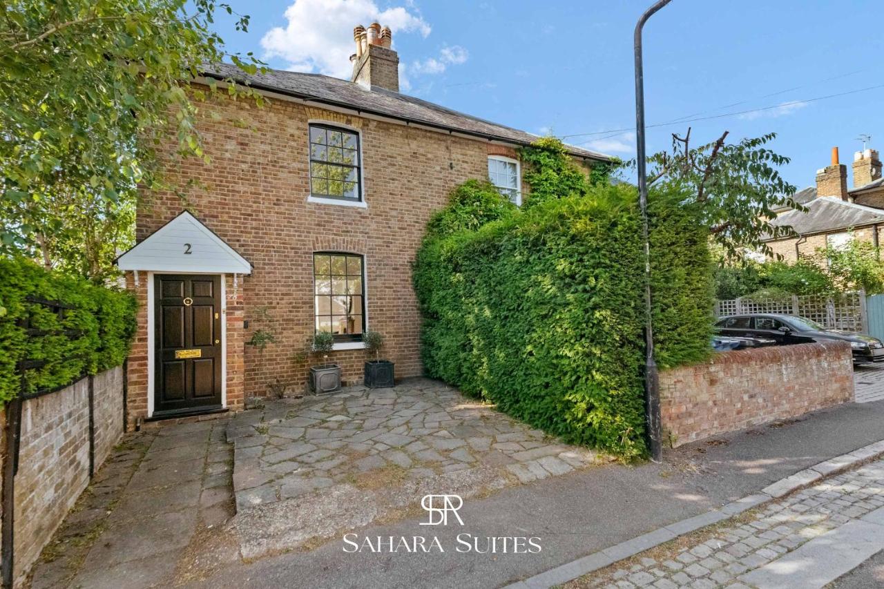 Stylish 2 Bed Windsor Home - Sleeps 4 - Driveway Parking - Near Castle & Legoland - B&B Windsor