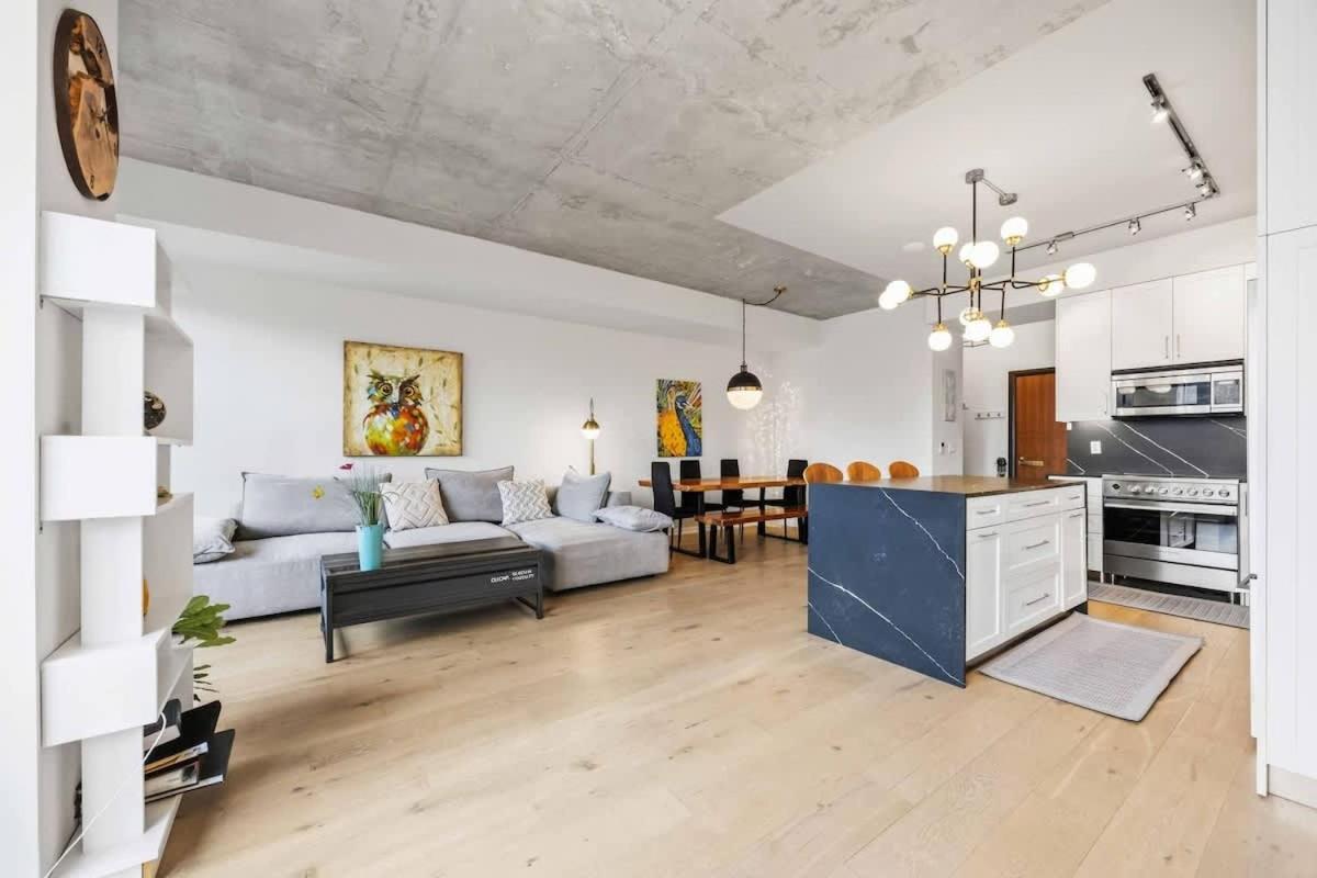 Spacious 2BR Toronto Stay with Dual Balconies - Ferienwohnung Toronto