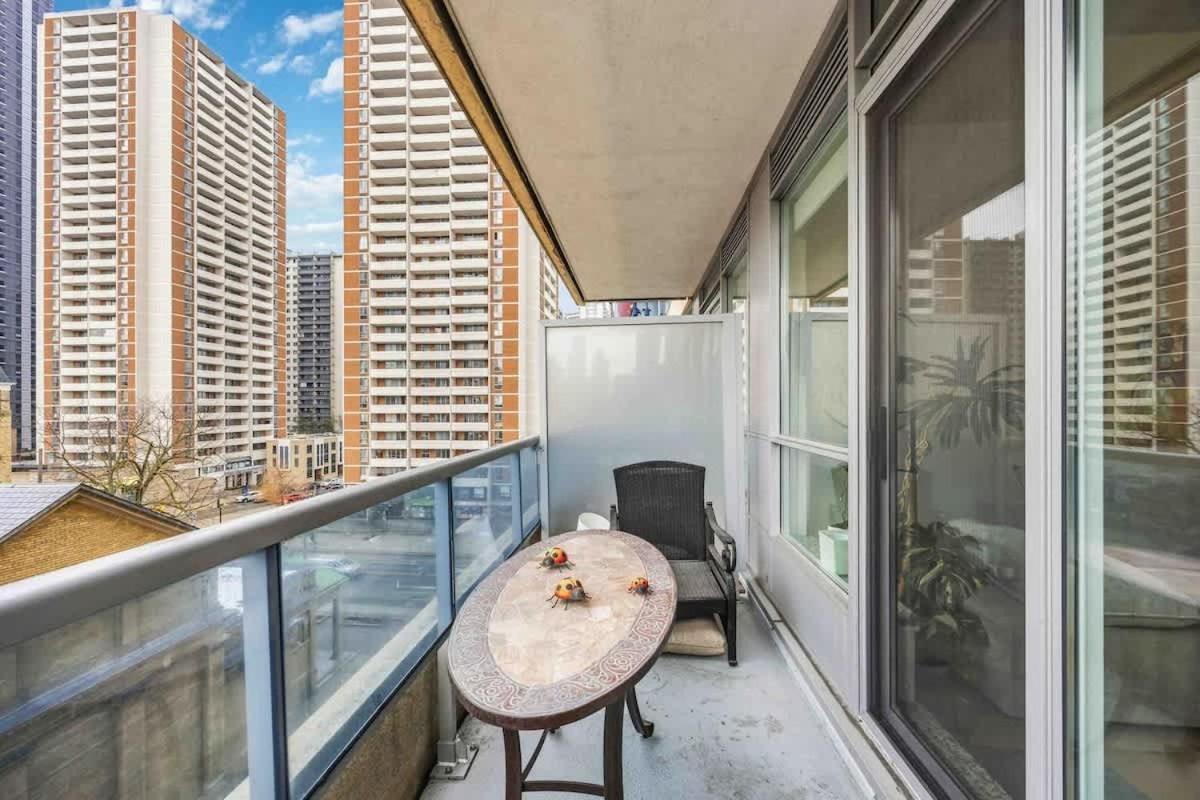 Spacious 2BR Toronto Stay with Dual Balconies - Ferienwohnung Toronto