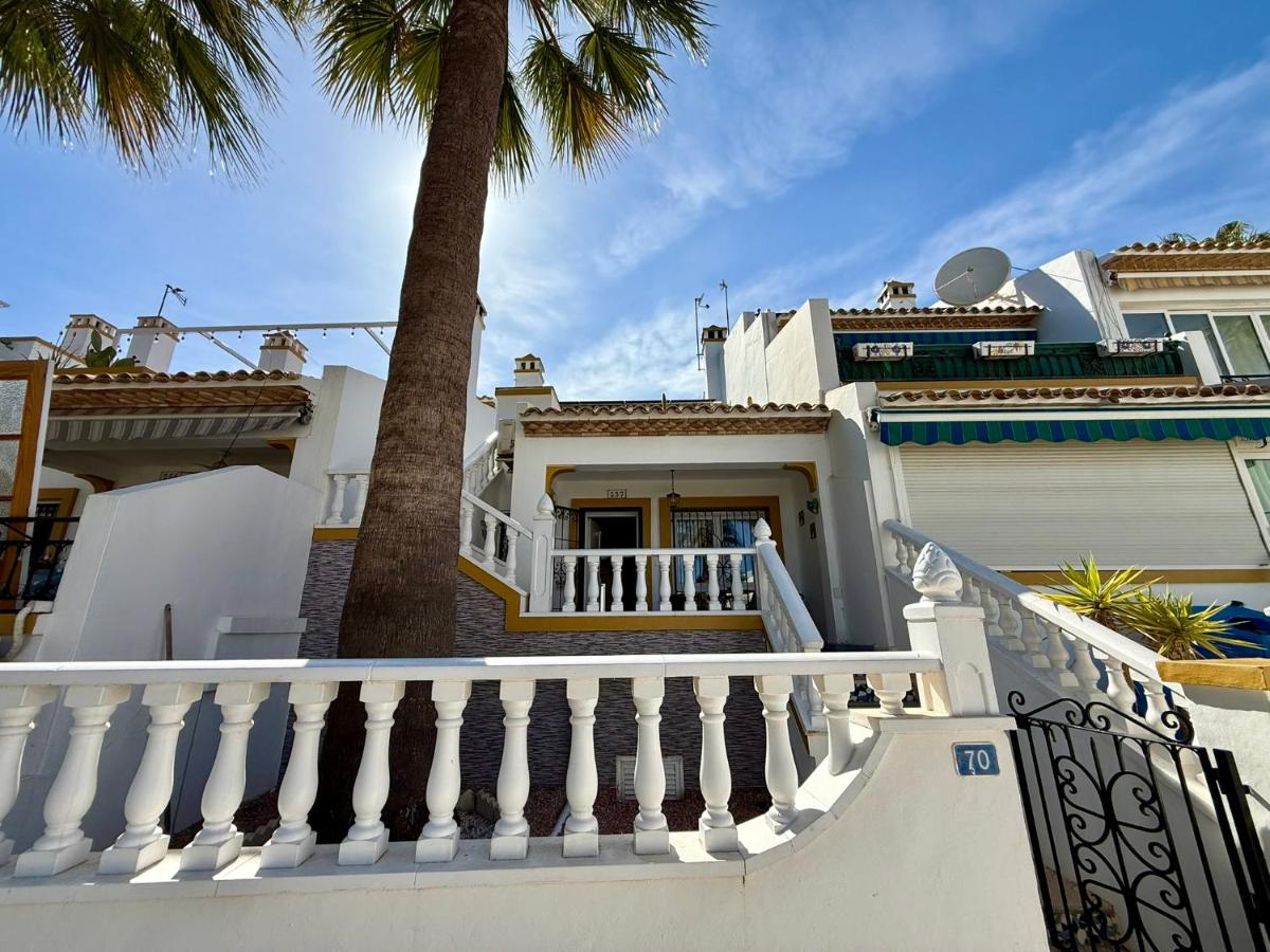 Comfortable Townhouse in Villamartín with Spacious Rooftop Terrace - B&B Orihuela Costa