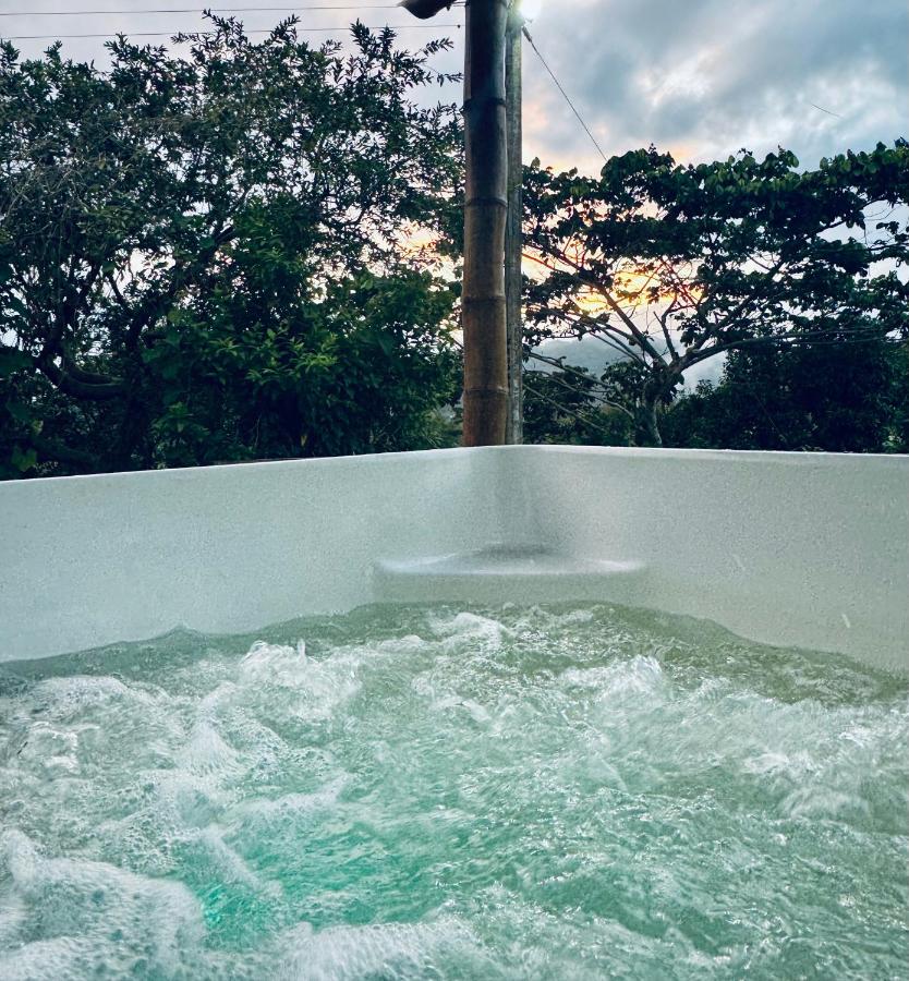 Jacuzzi - flores en la colina 2 - B&B Bellavista