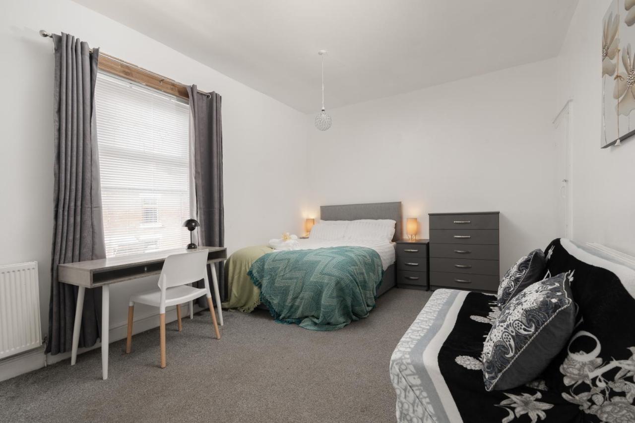 Stylish 3BD Home Contractors Long Stays Sleeps 8 WiFi Garden Parking - Ferienwohnung Denton