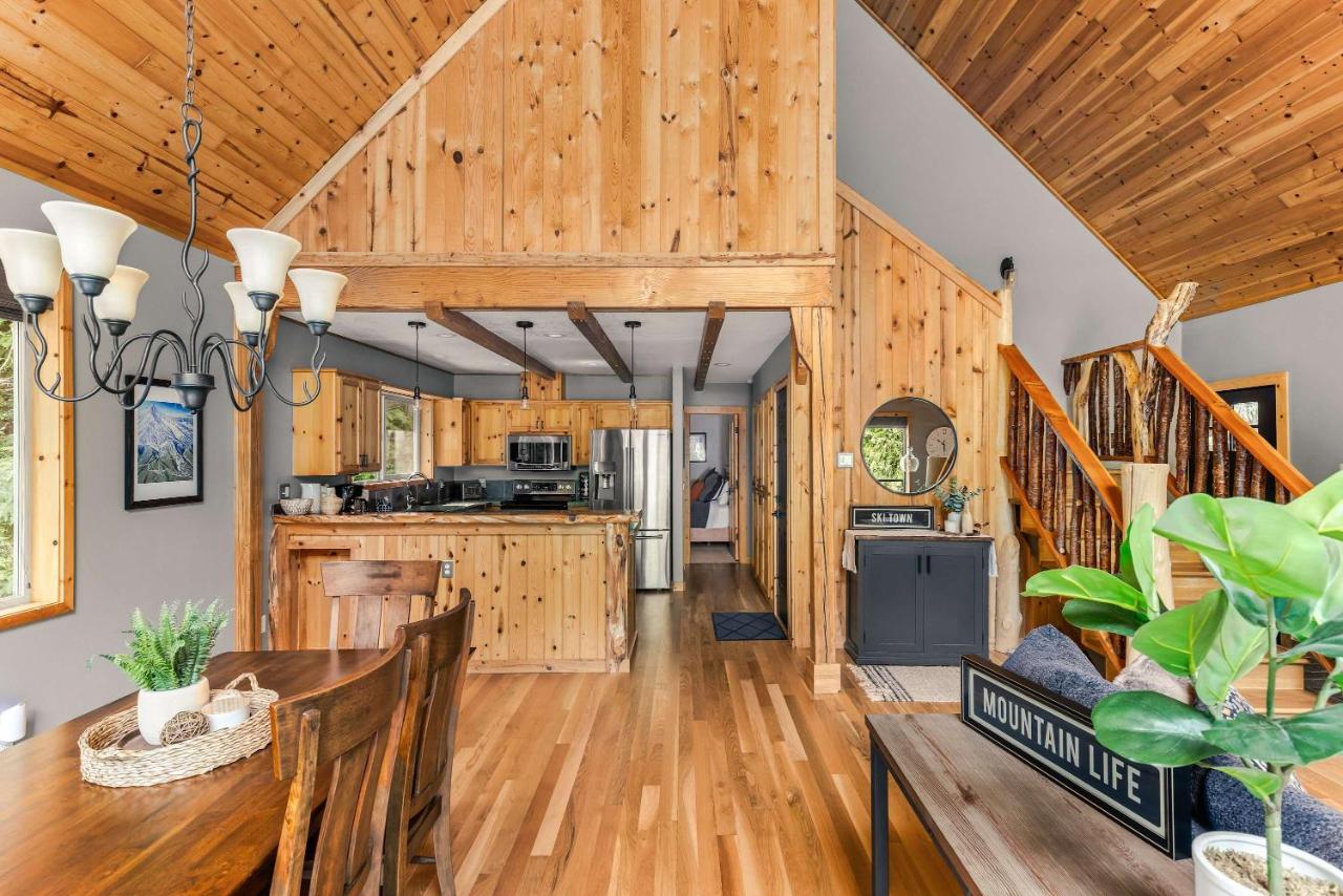Spacious cabin with forest views hot tub BBQ wrap around deck - B&B Mount Hood Village
