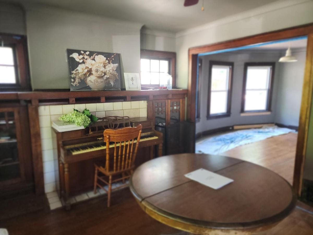 2 Bdrm House near Shops & Restos - Ferienwohnung Kansas City