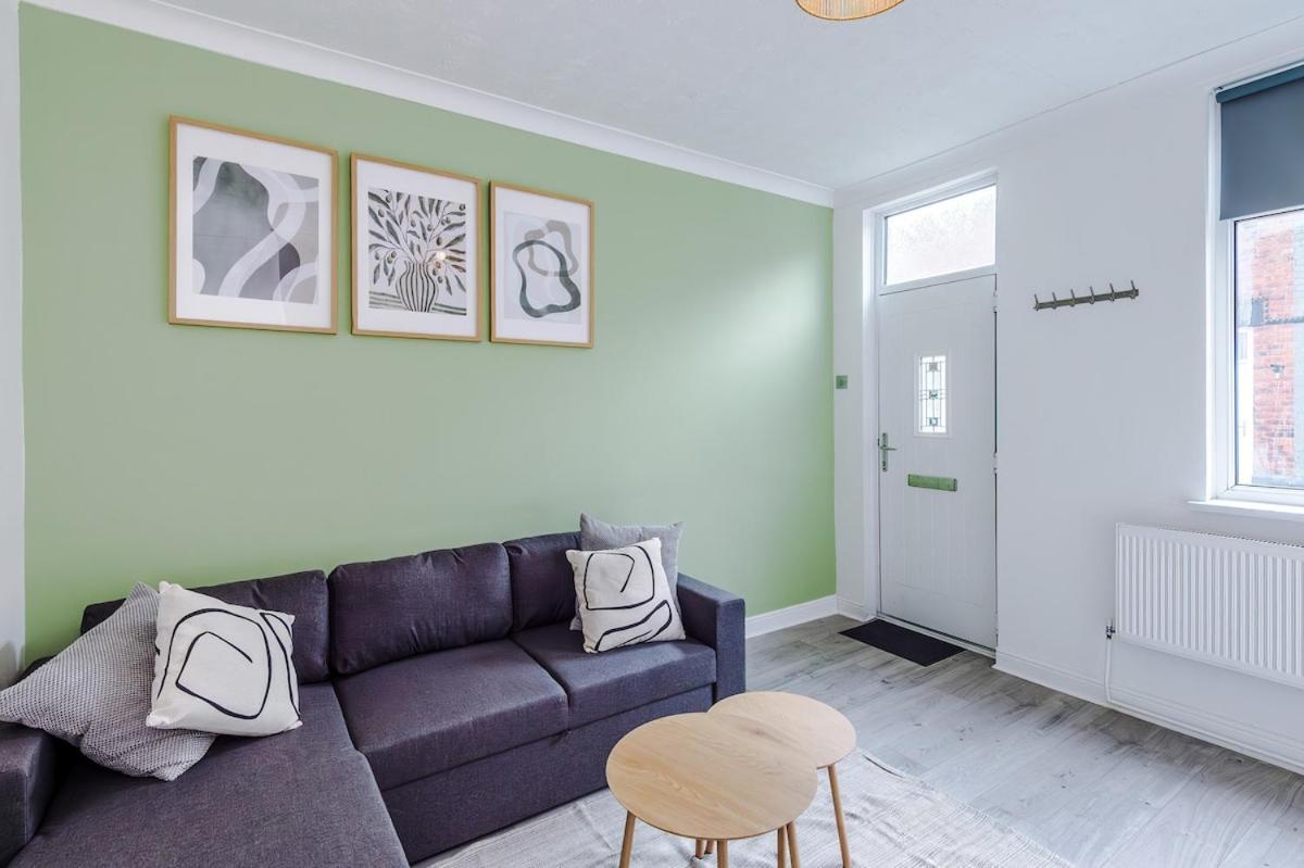 Next to the Train Station into Manchester and Liverpool , Fast Wi-Fi , Long Stays Welcome - Chambres d'hôtes St Helens