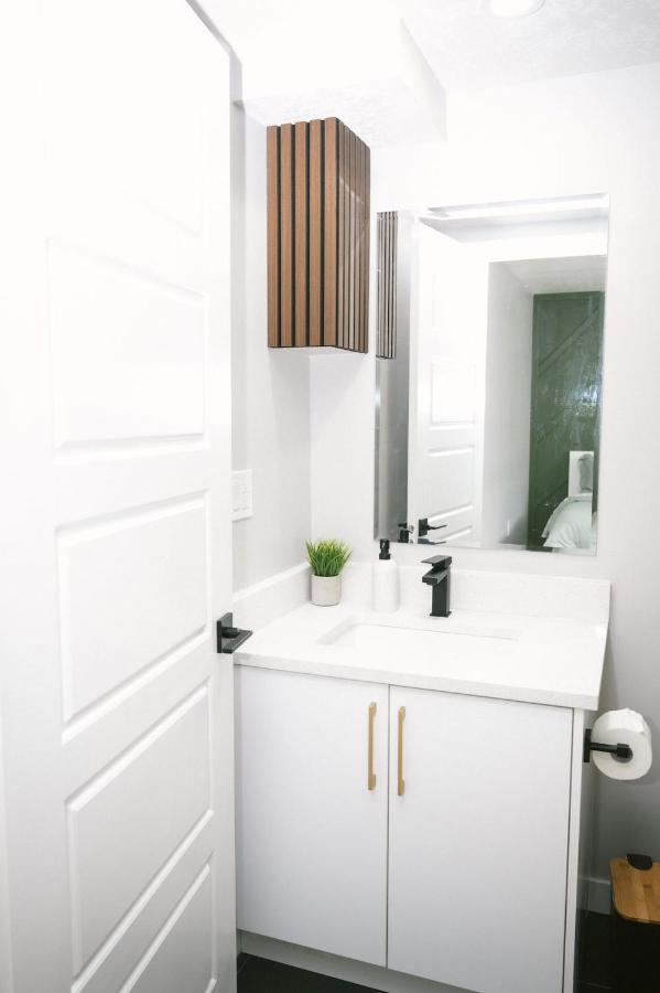 Brand new 1-BR Suite with Private entrance - B&B Edmonton