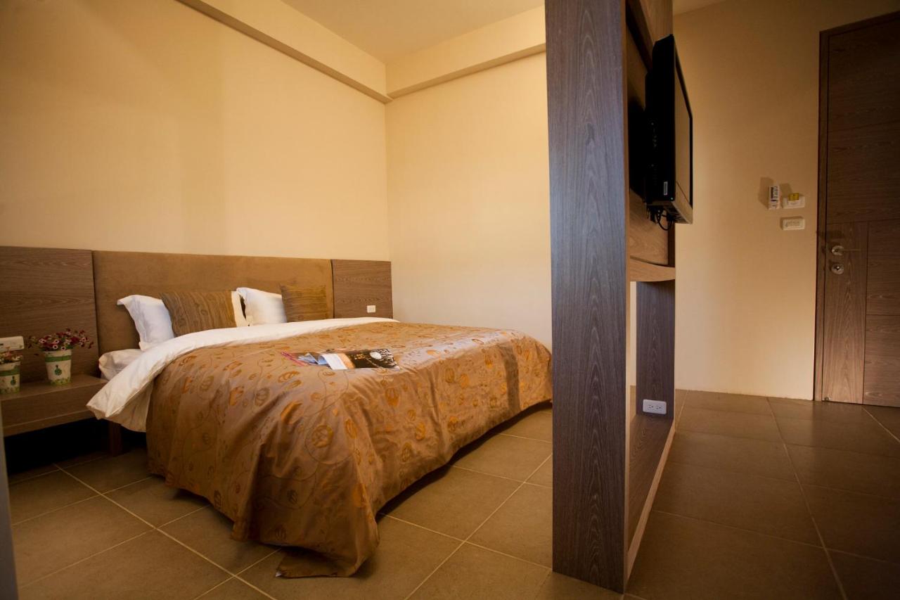 Zimmer mit Queensize-Bett und Balkon