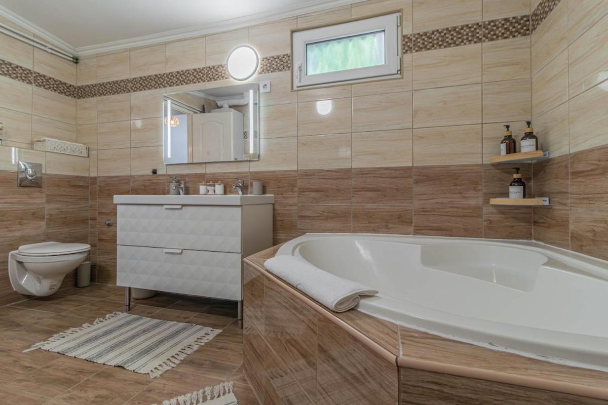 ZiPé Vendégház w AC by NW - B&B Siófok