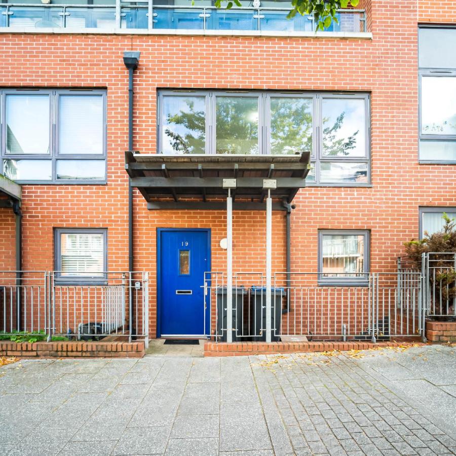 Stylish 3 Bedroom Townhouse - City Centre - Parking - Balcony - Garden 19L - Chambres d'hôtes Birmingham