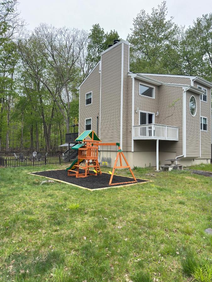 Woodland Chalet I Hot Tub I Home Theater I Fenced Yard I Pet Friendly - Chambres d'hôtes East Stroudsburg