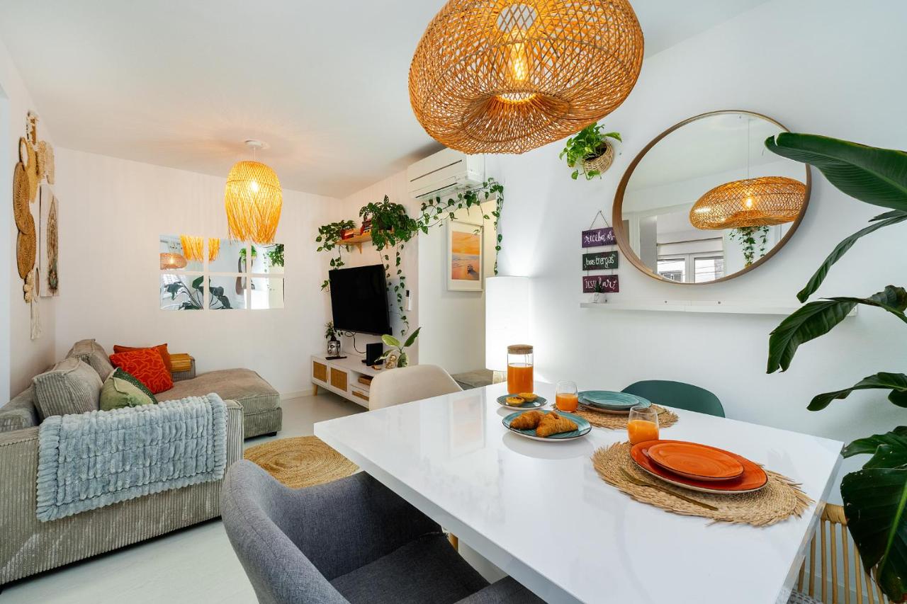 Modern 2BR Apt Balcony AC 15 Min to Cascais - Chambres d'hôtes São Domingos de Rana