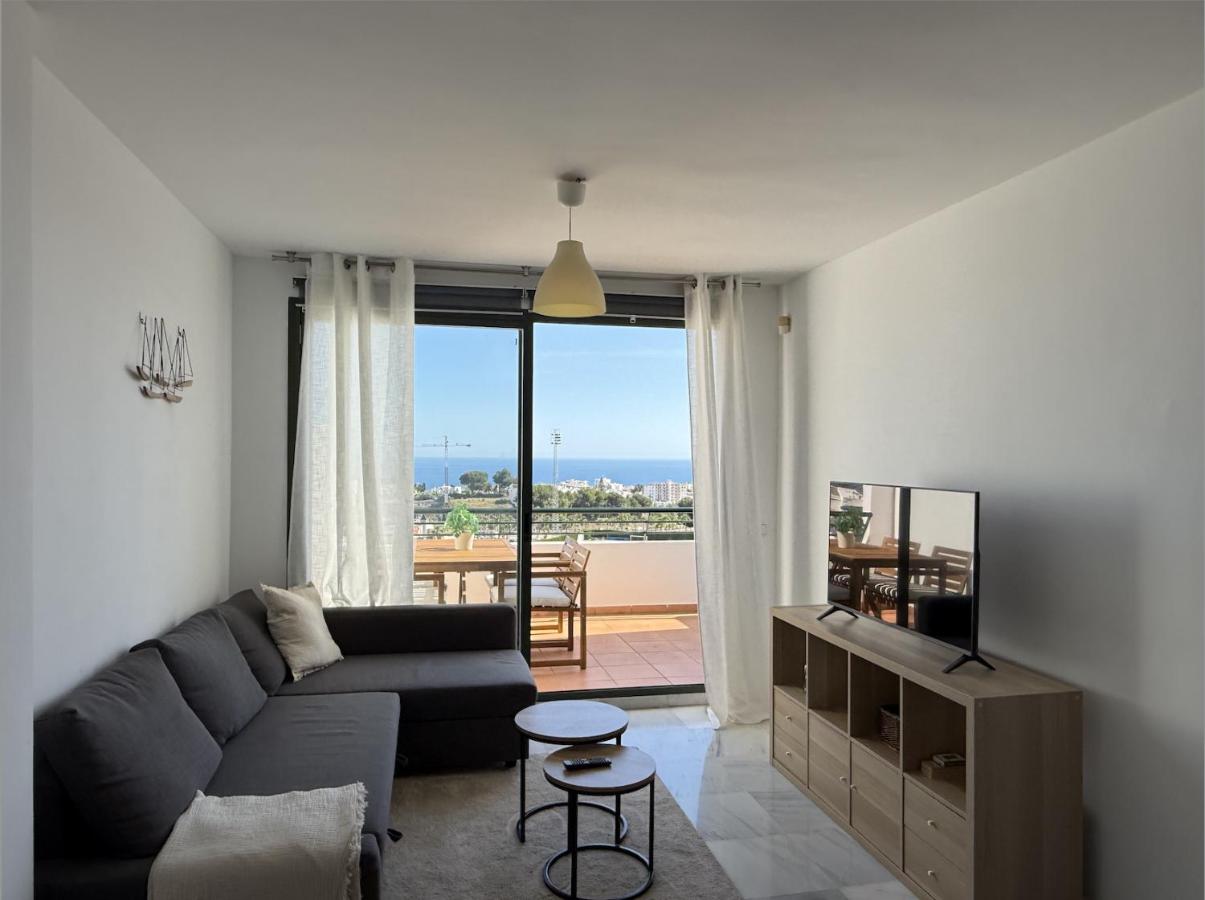 Apartamento con terraza, vistas al mar y piscina - Chambres d'hôtes Nerja