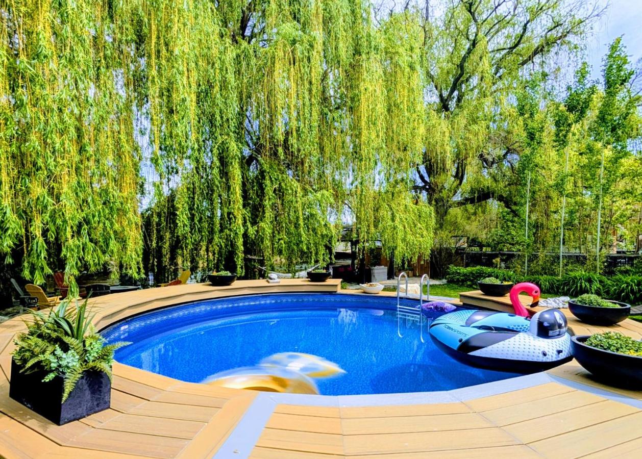 Waterfront Oasis with Pool, Hot Tub & Pet Friendly - Chambres d'hôtes Kelowna