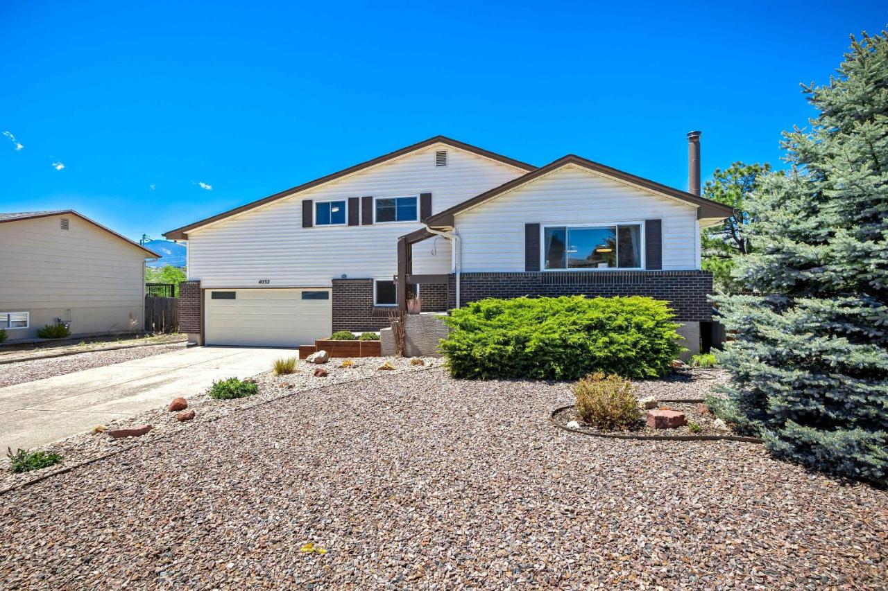 Meadow Gate Spacious Family Home w Fenced Yard - B&B Colorado Springs