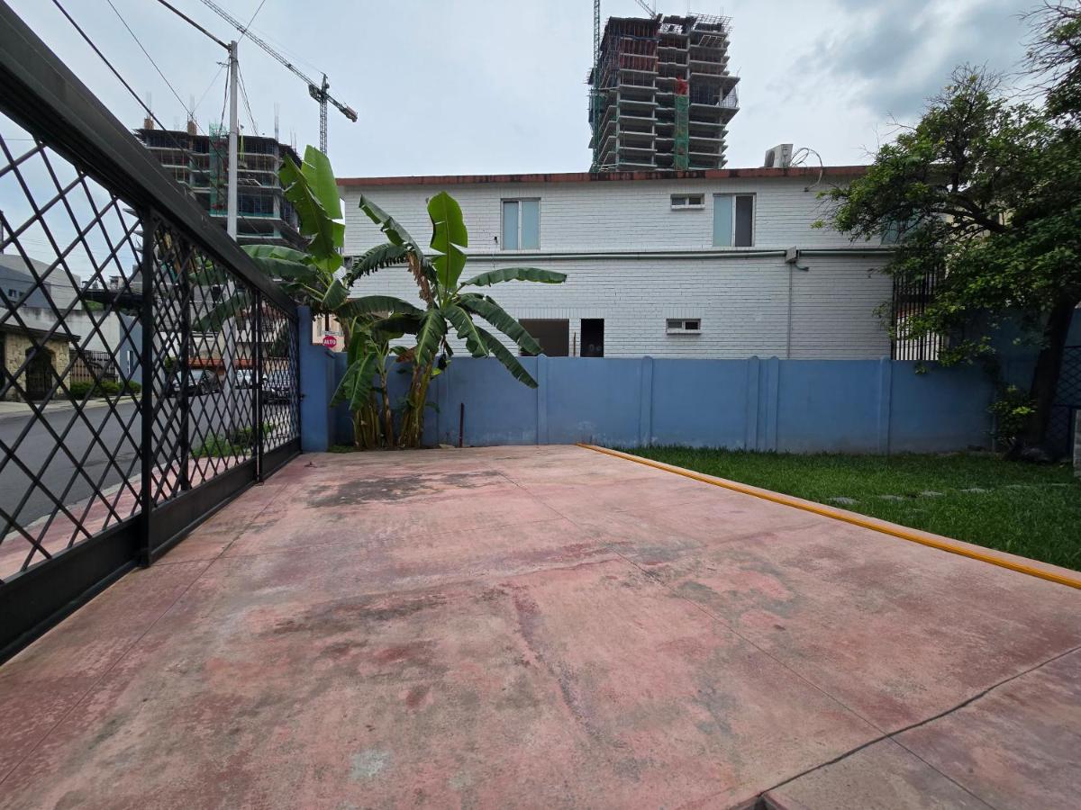 Cumbre Guesthouse - B&B Monterrey