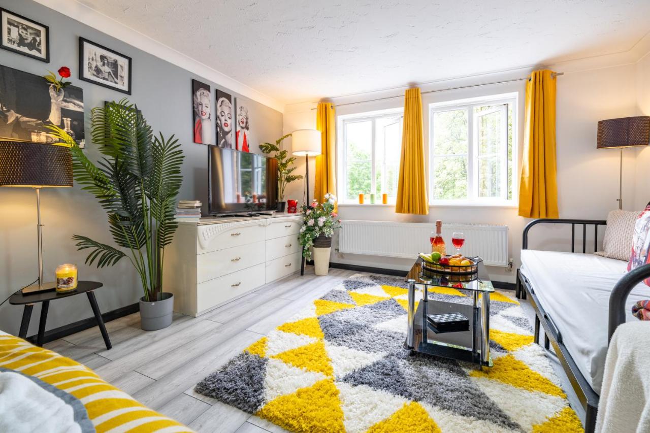 Milton Keynes 6beds sleep10 contractor family holiday free parking free wifi close to Pure GYM Costco - Ferienwohnung Woolstone