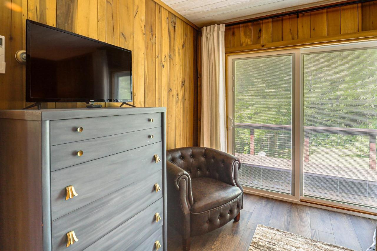 Hot Tub Relaxation: Mountaintop Gem in Burnsville! - Chambres d'hôtes Burnsville
