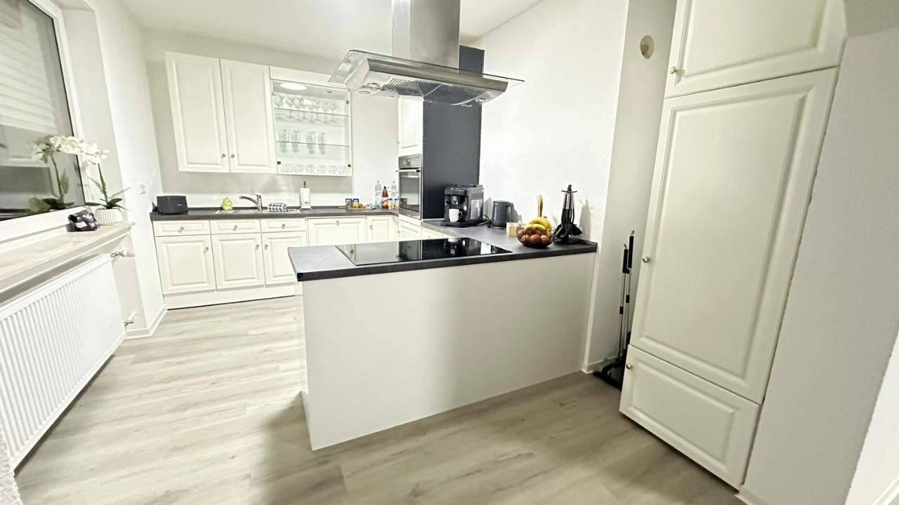 10 min von Legoland entfernter Familienhaus, Moderne ca 100m2 große Wohnung mit Whirlpool, NETFLIX, WLAN, großer Garten, fürs erste Frühstück gefüllter Kühlschrank, wunderschöne Terrasse, privater Parkplatz My Luxury Apartments - Chambres d'hôtes Guntzbourg