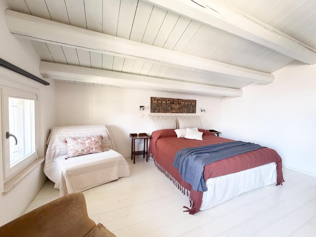 Deluxe Room (2 Adults + 1 Child)