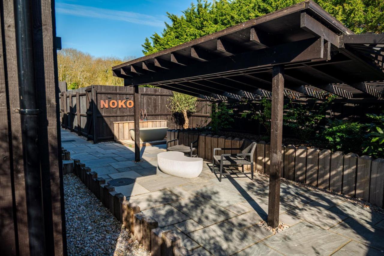 Noko Retreats Luxury Lakeside Retreat 10 with Outdoor Bath Suffolk Coast & Norfolk Broads - Chambres d'hôtes Beccles