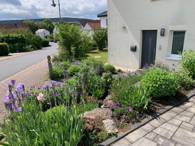 Charmante Wohnung mit eigenem Garten in der Nähe Würzburg - B&B Zellingen
