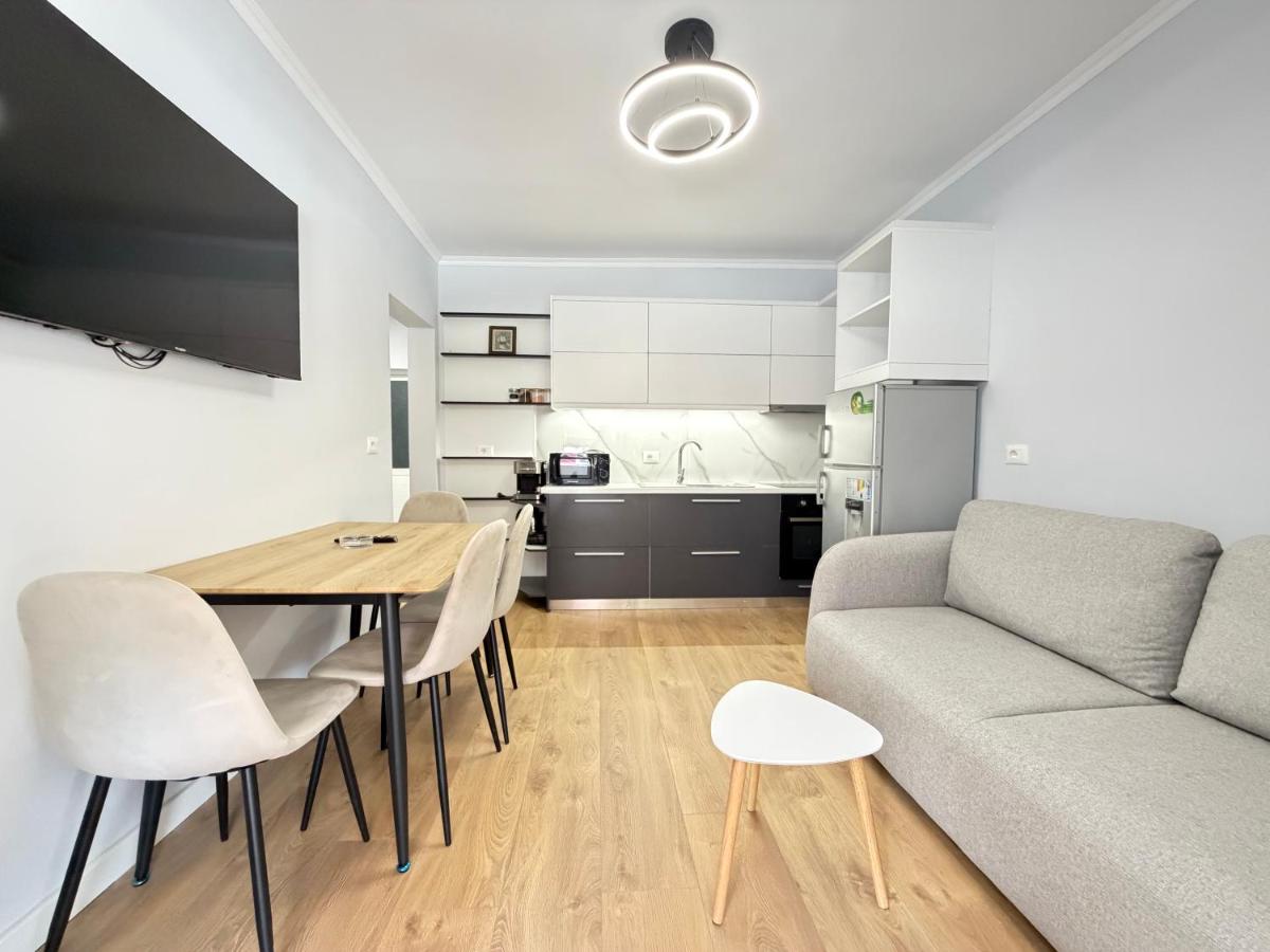 Sandri Apartment - B&B Himarë
