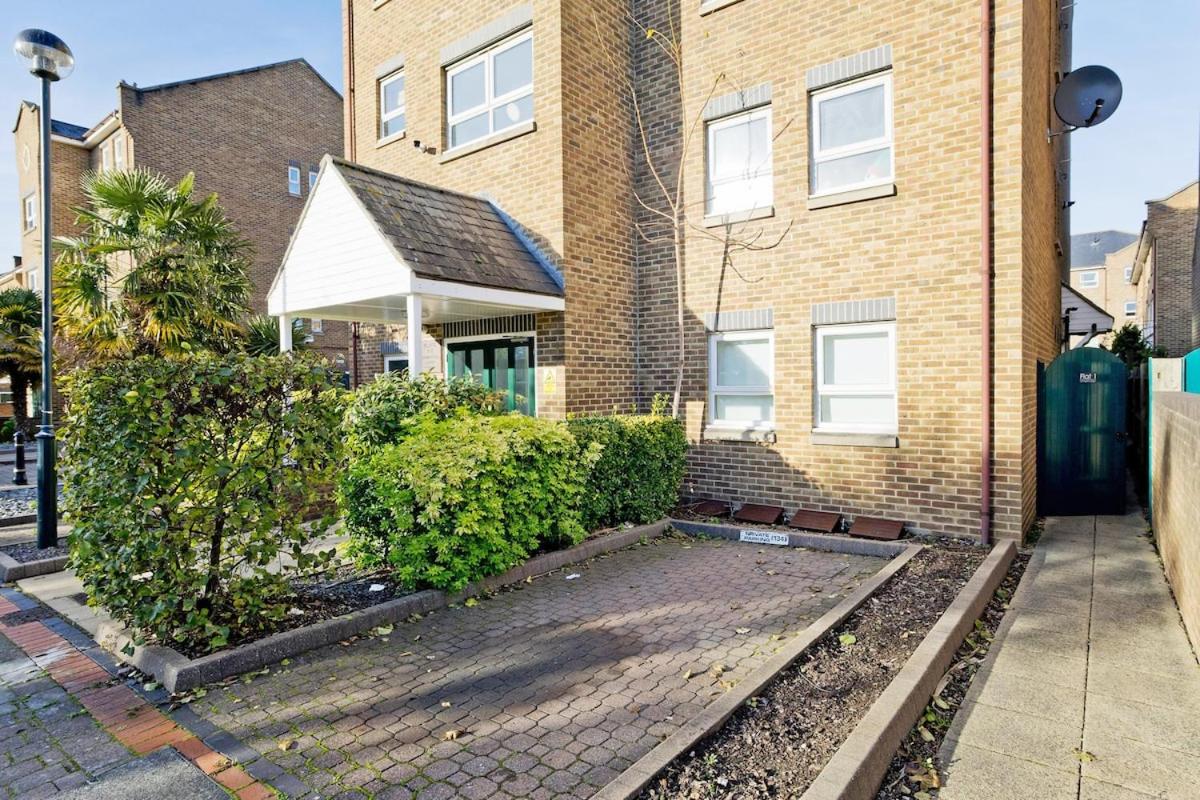 Stylish riverside apartment with free parking - Ferienwohnung London