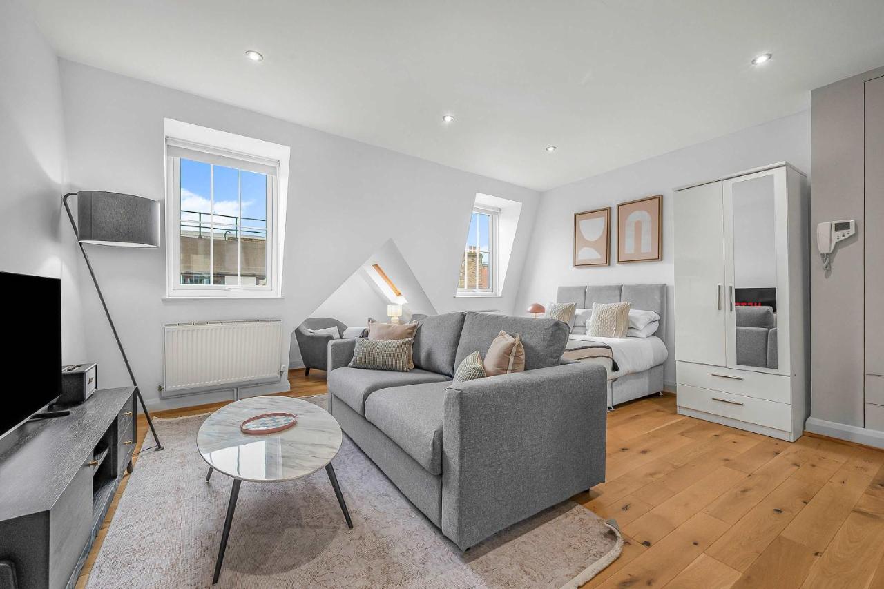 Skylit Top-Floor Studio - Soho - Sleeps 4 - B&B London