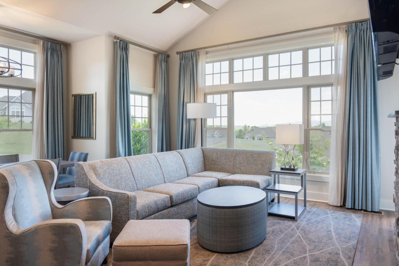 Regal Vistas 2 Bedroom Presidential Condo with Jacuzzi - Full Kitchen