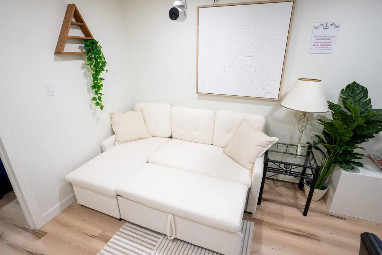 Newly Renovated Modern Private Suite w Workspace - Chambres d'hôtes Saskatoon