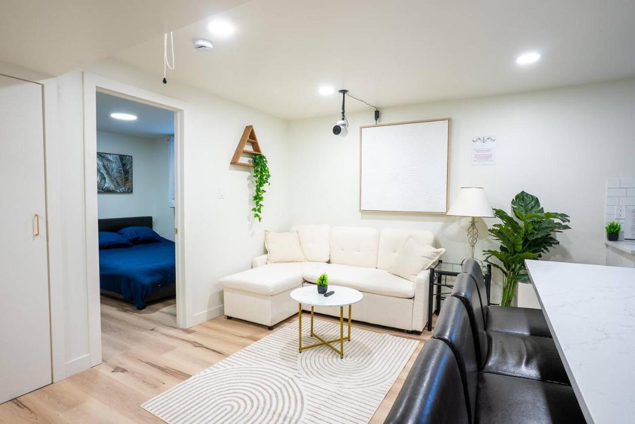 Newly Renovated Modern Private Suite w Workspace - B&B Saskatoon