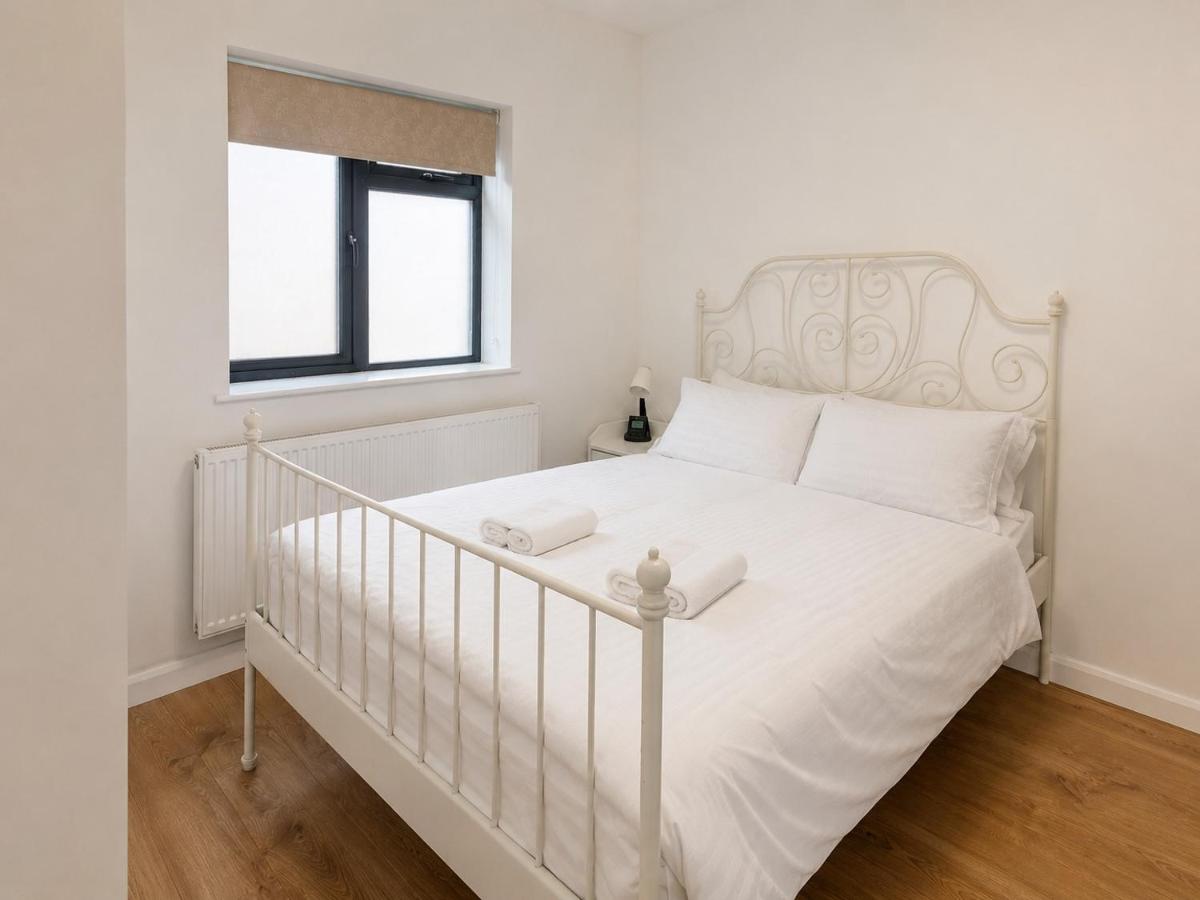 Modern 1-Bedroom Apartment Near Heathrow Airport - newly built - Chambres d'hôtes Hillingdon