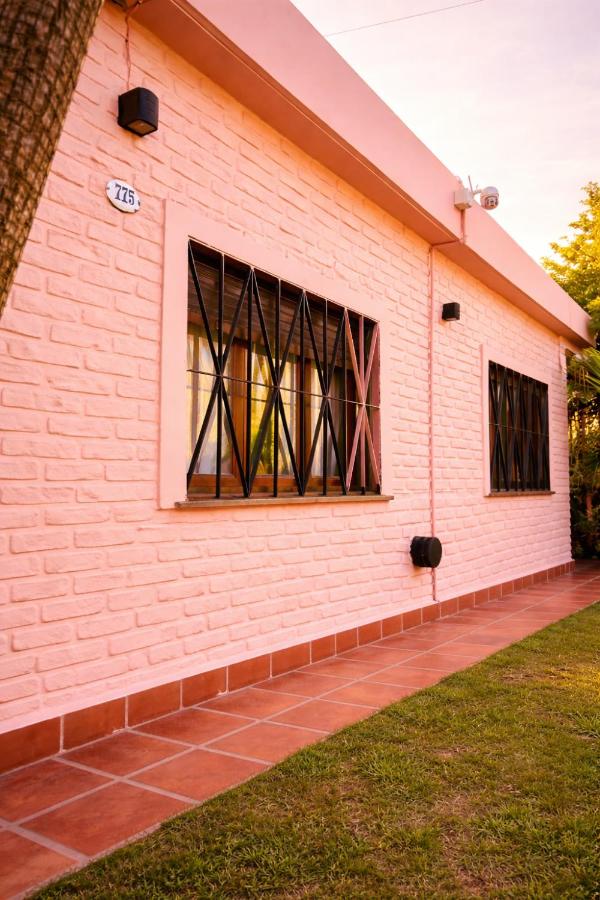 CASA SOL, encantadora casa a dos cuadras de la Laguna, con estufa a leña, pileta y parque en Complejo El Solcito - Ferienwohnung Chascomus